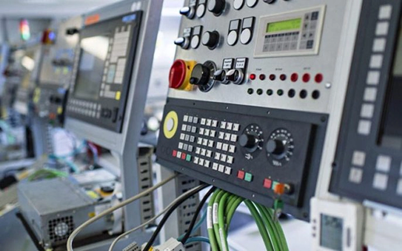 اینفوگرافیک تکامل سیستم‌های کنترل صنعتی از رله تا PLC و اینترنت اشیاء صنعتی.