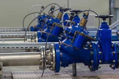 گرافیک یک شیر کنترل هوشمند که به صورت بی‌سیم به اینترنت اشیاء صنعتی (IIoT) متصل است.