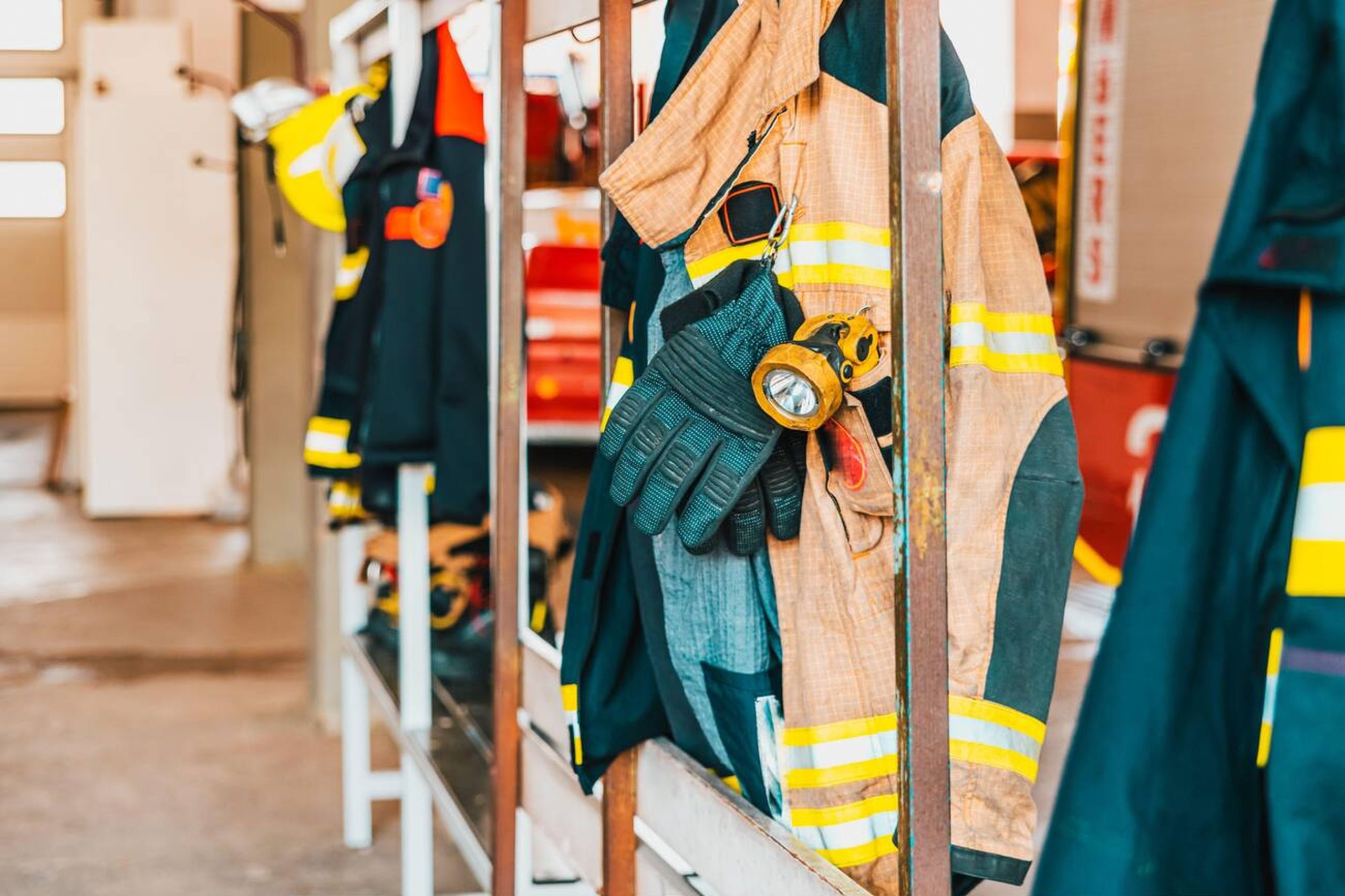 برچسب استاندارد NFPA 2112 که به یک لباس ضد حریق دوخته شده است.
