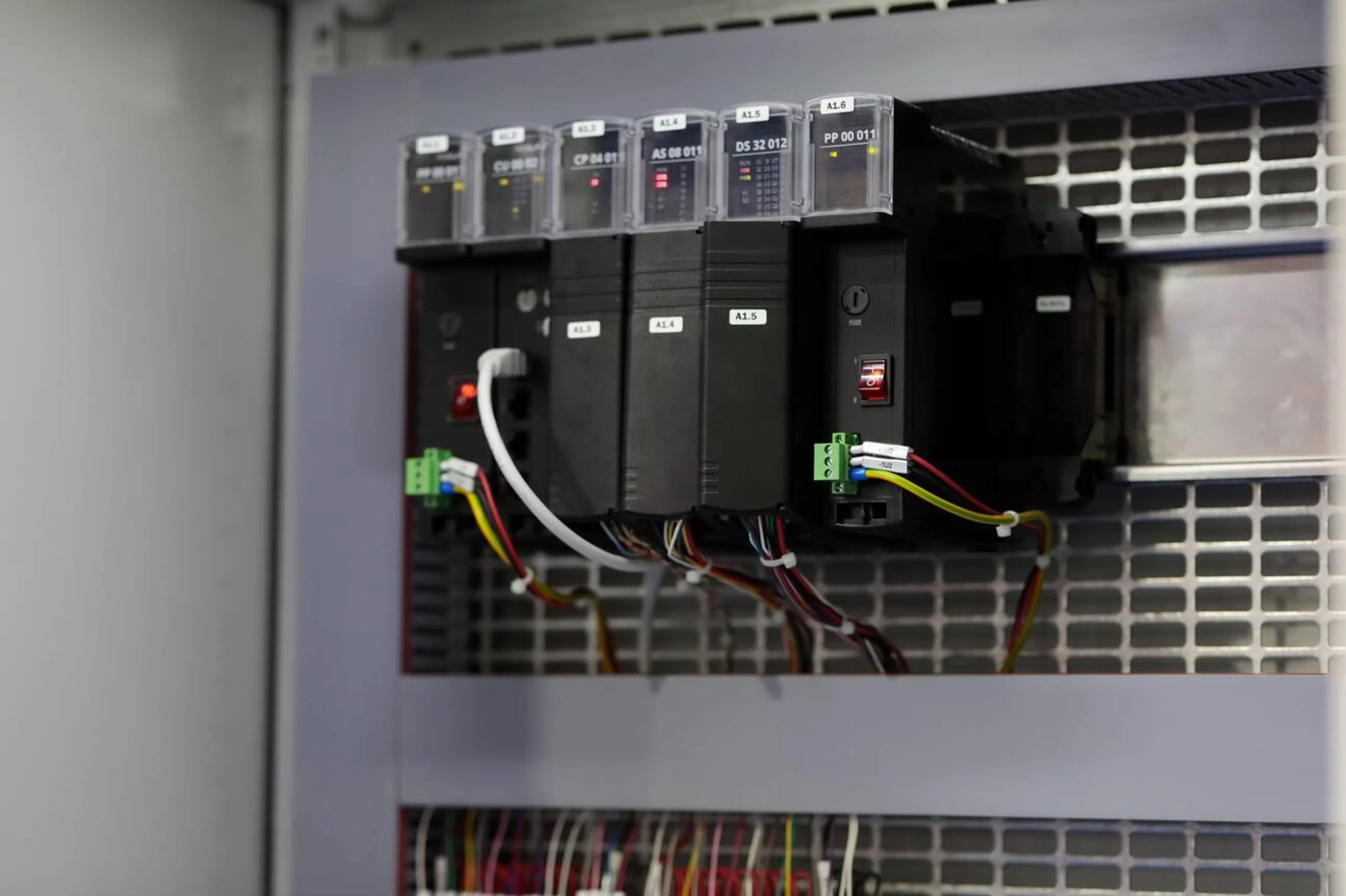 کاربرد PLC در کنترل بازوهای رباتیک یک خط مونتاژ تمام اتوماتیک در کارخانه خودروسازی.