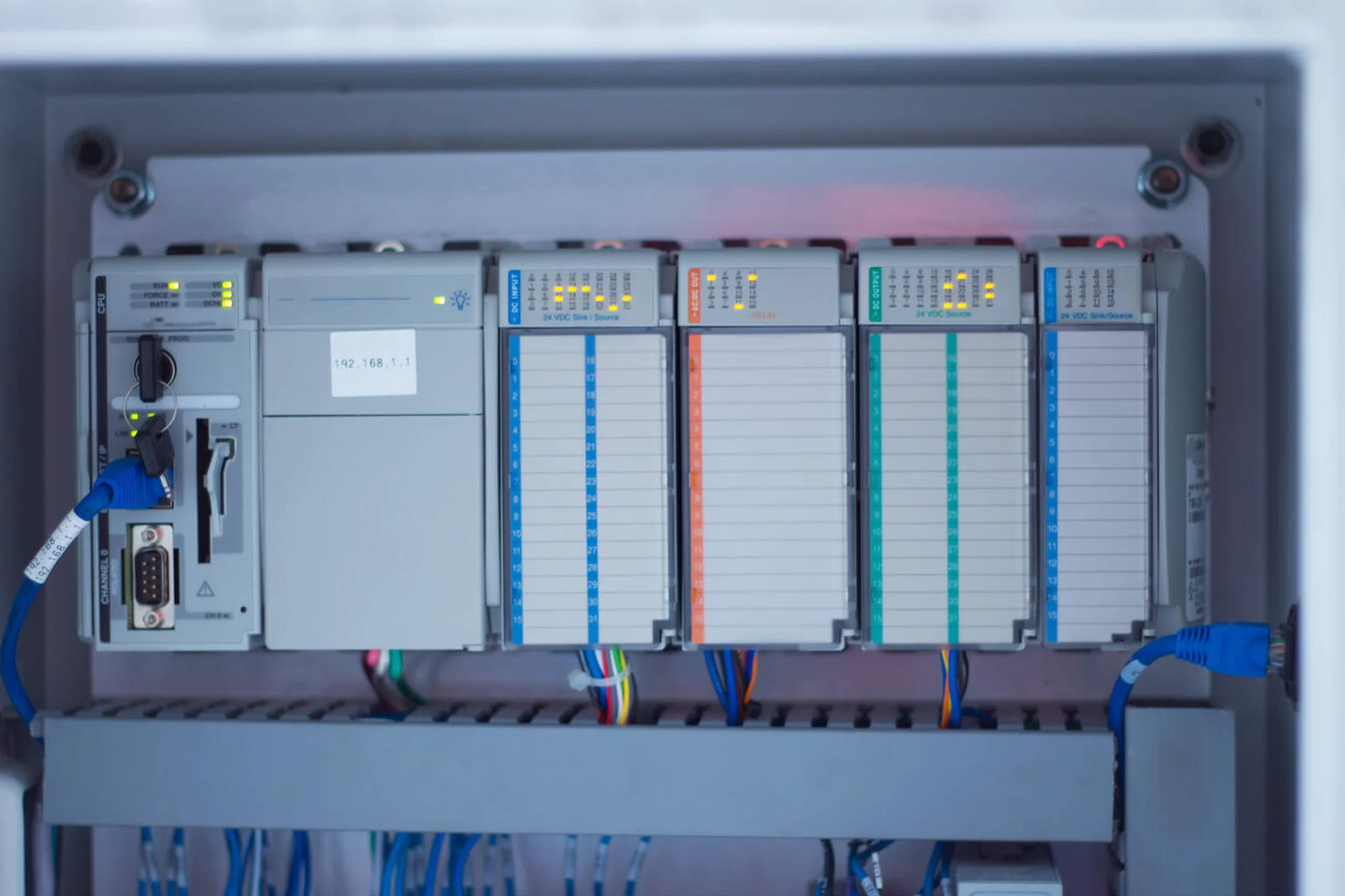 کاربرد PLC در یک گلخانه هوشمند برای کنترل خودکار سیستم آبیاری و نور مصنوعی.