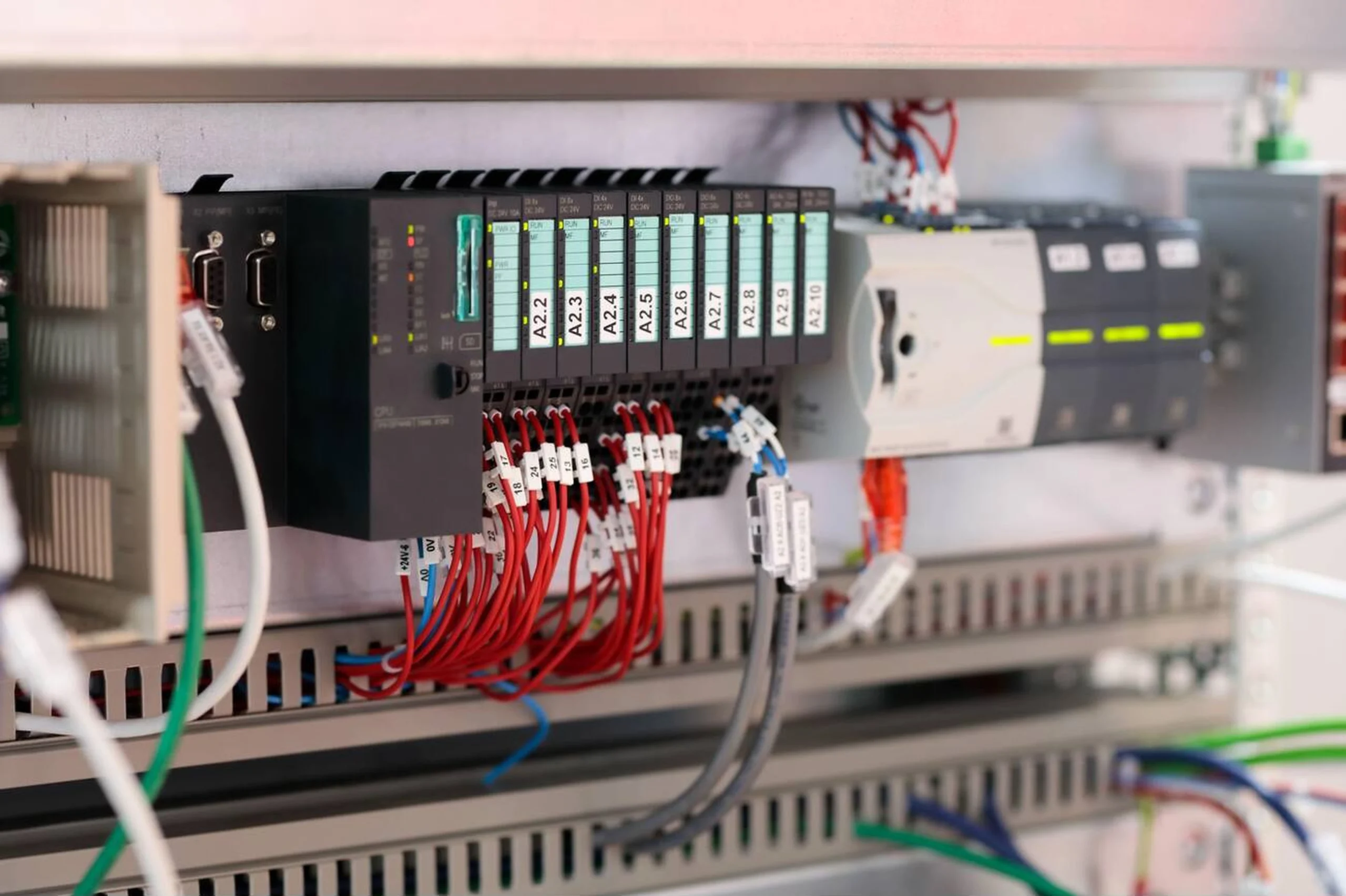 دیاگرام مفهومی از کاربرد PLC در جمع‌آوری داده و ارسال آن به فضای ابری در بستر IIoT.