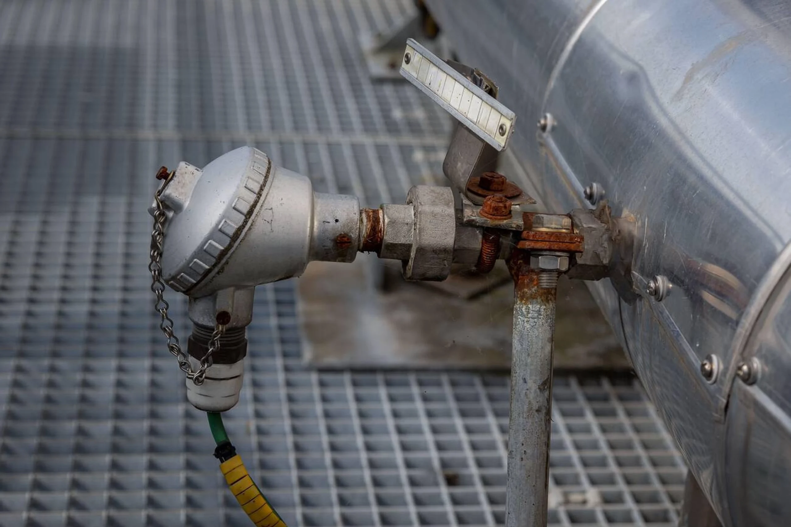 یک ترموول (Thermowell) برای محافظت از سنسور ترموکوپل صنعتی در فرآیندهای خشن.