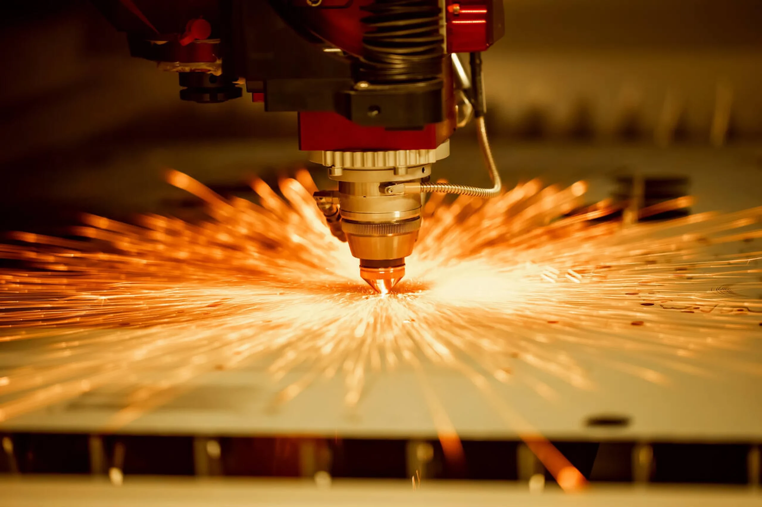 صفحه نمایش یک کنترلر CNC که مسیرهای برش و کدهای G-code را نشان می‌دهد.